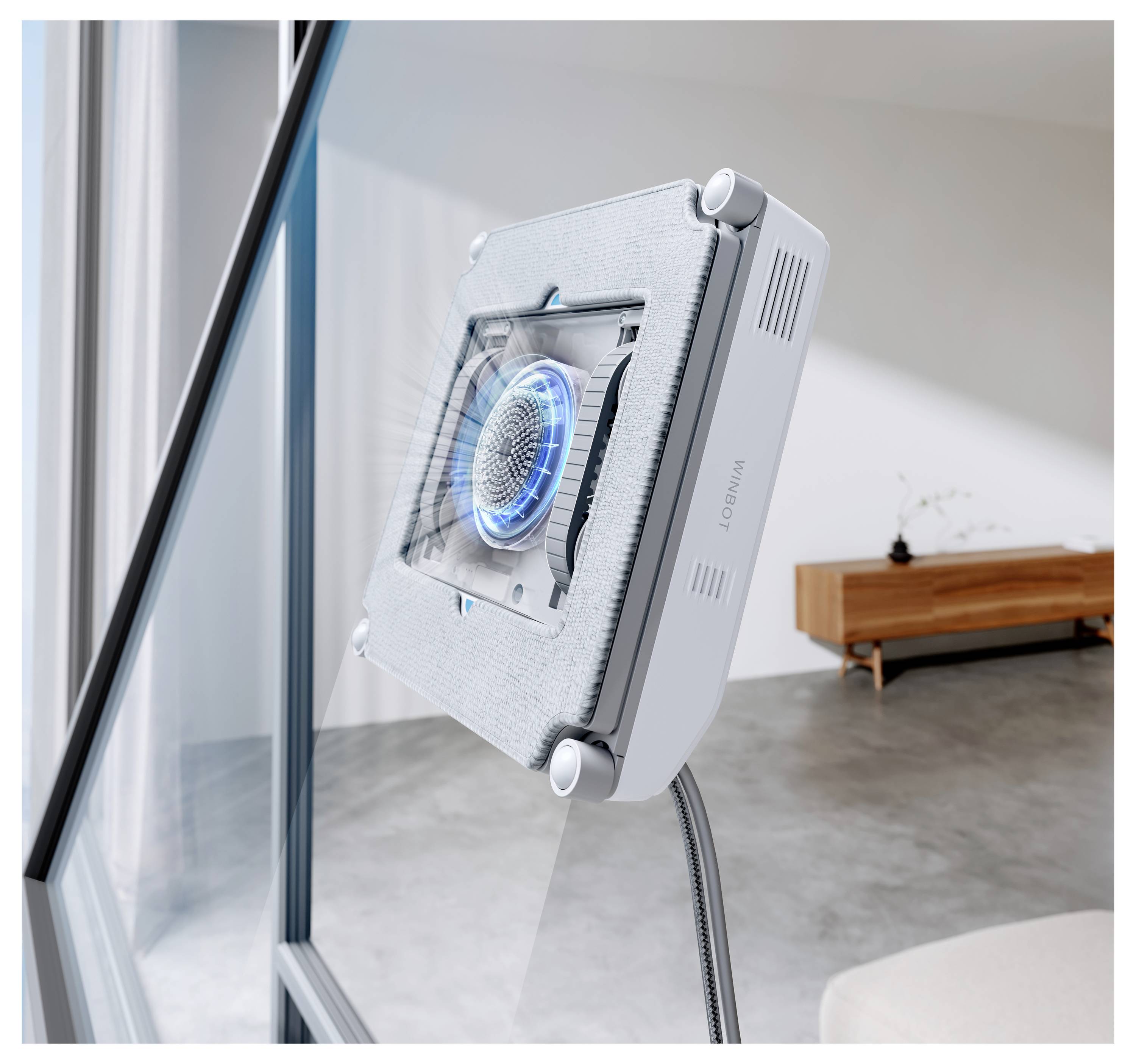Ein robotischer Fensterreiniger mit einer kreisförmigen Bürste ist an einem großen Fenster in einem modern eingerichteten Raum mit minimalistischer Dekoration und natürlichem Licht befestigt.