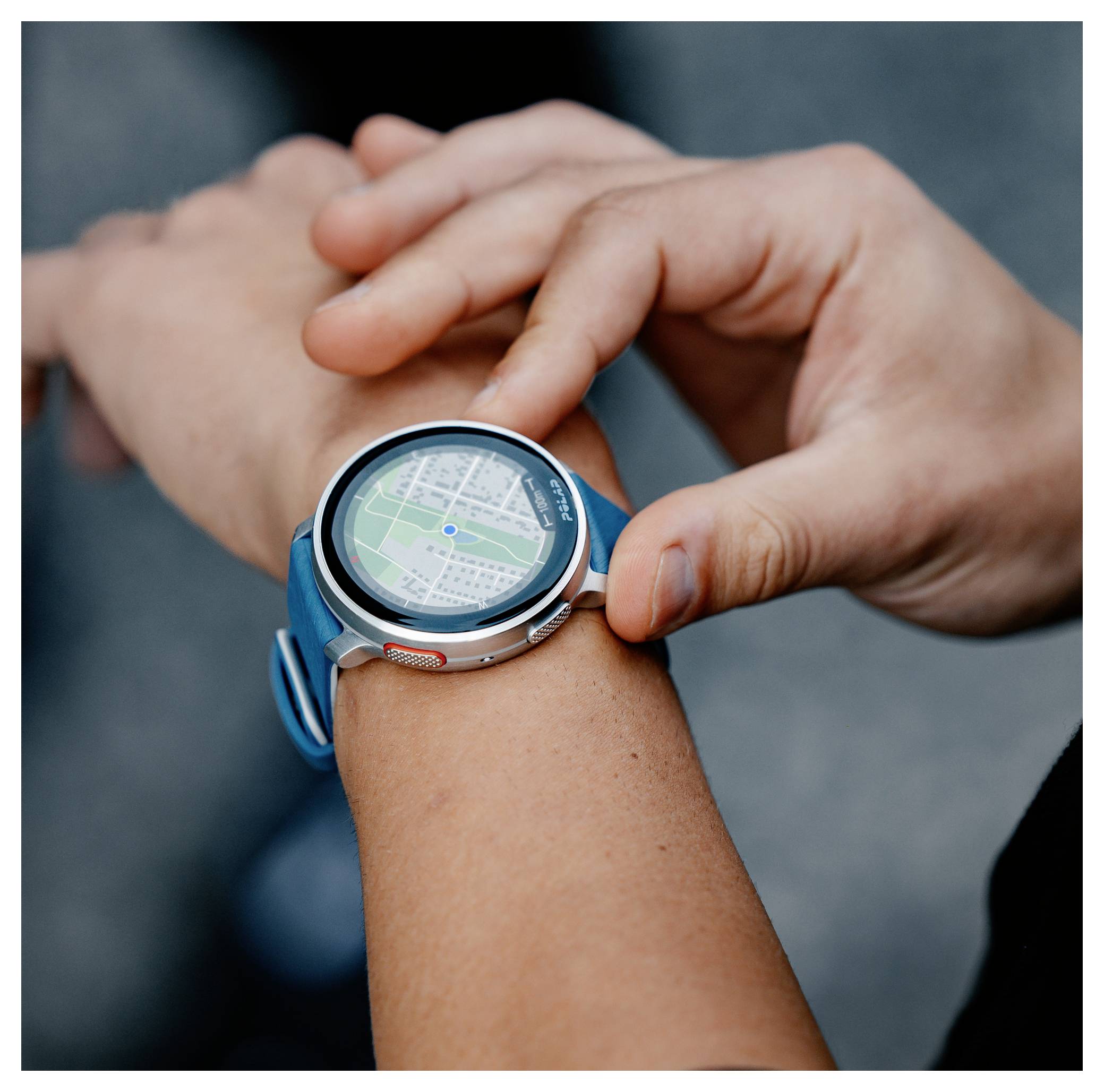 Eine Person interagiert mit einer Smartwatch, die eine digitale Karte mit einem Positionsmarker anzeigt und damit eine Navigations- oder Tracking-Nutzung andeutet.