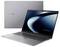 Ein schlankes, offenes ASUS ExpertBook Laptop mit einer blauen abstrakten Grafik auf dem Bildschirm, mit einer Ansicht von außen, die sein schlankes Profil zeigt.