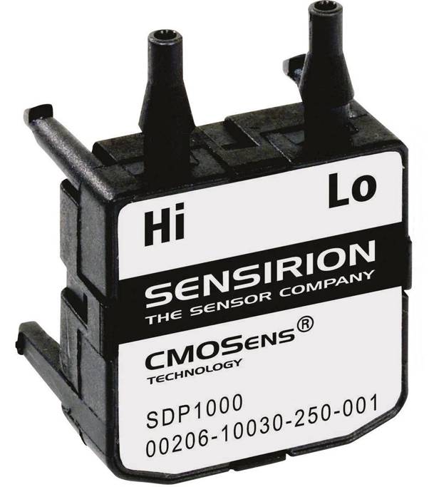 Drucksensor von Sensirion mit zwei Düsen an der Oberseite, beschriftet mit ‚Hi' und ‚Lo'; Modell SDP1000 mit CMOSens-Technologie.