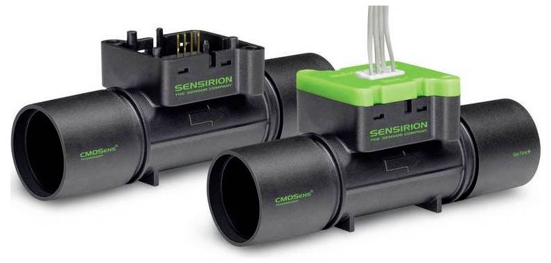 Zwei Sensirion-Durchflusssensoren mit einem schwarzen zylindrischen Körper und grünem Deckel werden gezeigt. Drähte sind mit einem Sensor verbunden.