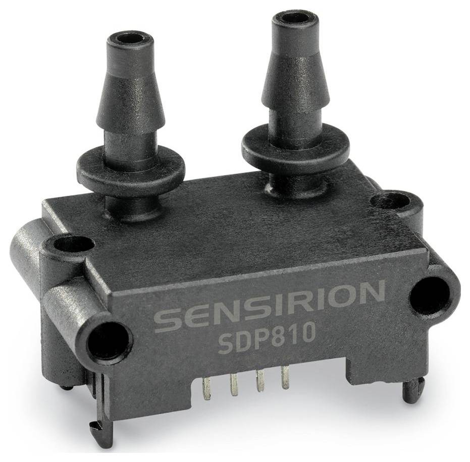 Ein schwarzer Sensirion SDP810 Differenzdrucksensor mit zwei zylindrischen Düsen und sichtbaren elektrischen Anschlüssen.