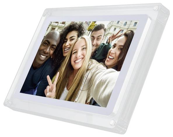 Vier Personen lächeln und machen ein Gruppenselfie.