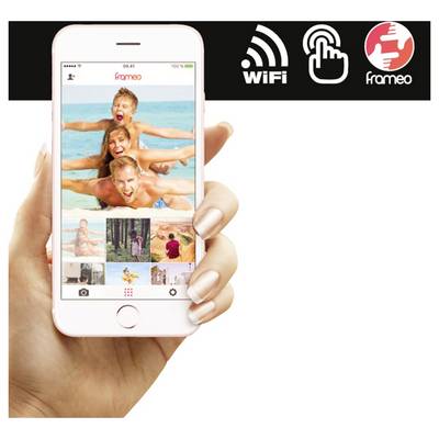 Eine Hand hält ein Smartphone, auf dem ein Familienfoto am Strand zu sehen ist, mit WLAN- und Touchscreen-Symbolen oben und dem 'frameo'-Logo.