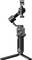 Ein schwarzer, handgehaltener Gimbal-Stabilisator mit ergonomischem Griff und Stativfuß, ausgestattet mit einer Halterung für ein Smartphone, entwickelt für stabiles Filmen.
