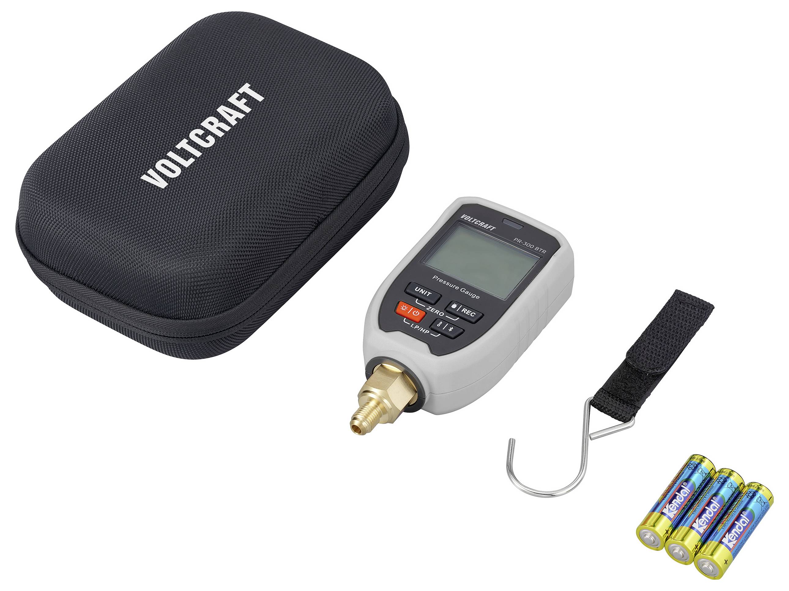 Voltcraft digitales Manometer mit Display, Gehäuse, Riemen, Haken und drei AA-Batterien.