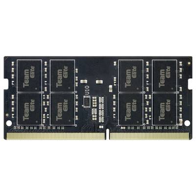 Nahaufnahme eines schwarzen RAM-Moduls mit "Team Elite" Branding auf den Speicherchips, das acht Chips und goldene Anschlüsse am unteren Rand zeigt.