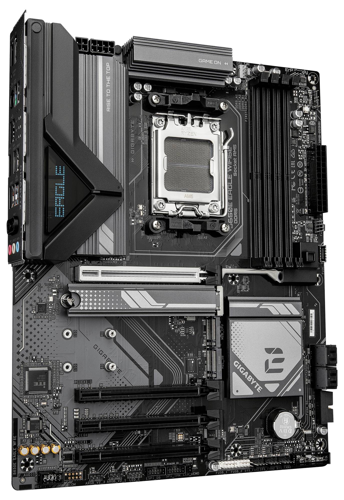 Eine Computermotherboard mit mehreren PCIe-Steckplätzen, RAM-Steckplätzen und einem CPU-Sockel. Die Motherboard trägt die Markenbezeichnung ‚GIGABYTE'.