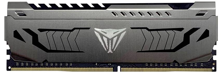 Eine Nahaufnahme eines RAM-Moduls mit einem metallischen Kühlkörper und einem Logo in der Mitte, mit elegantem Design in Schwarz- und Silbertönen.