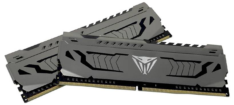Drei DDR4-RAM-Module mit grauen Heatspreadern und stilisierten Logos sind überlappend angeordnet.