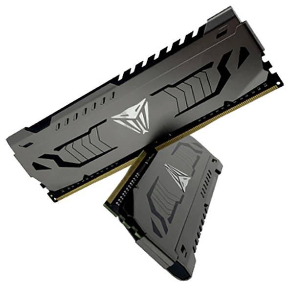 Zwei schwarze Computer-RAM-Module mit einem silbernen Logo, das scharfe Linien zeigt, in unterschiedlichen Winkeln zur Präsentation angeordnet.