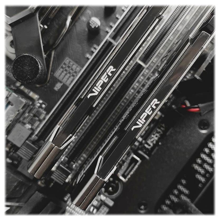 Zwei Viper-Speichersticks, die in einer Computermotherboard installiert sind und deren Markenname deutlich sichtbar ist. Das Motherboard ist teilweise zu sehen.