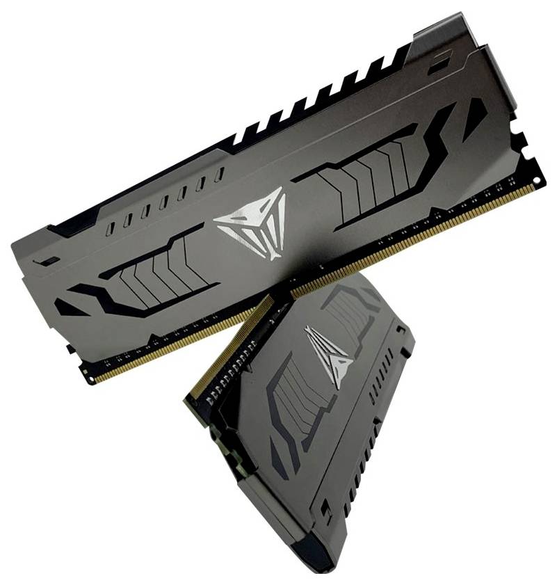 Zwei schwarze RAM-Module mit eckigen Designs und einem Logo in der Mitte. Ein Modul steht aufrecht, das andere ist darunter in einem Winkel angeordnet.