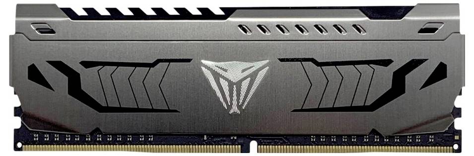 Ein schlanker schwarzer und silberner Computer-RAM-Riegel mit komplexen Designmustern auf seinem Wärmeableiter, der fortschrittliche elektronische Hardware veranschaulicht.