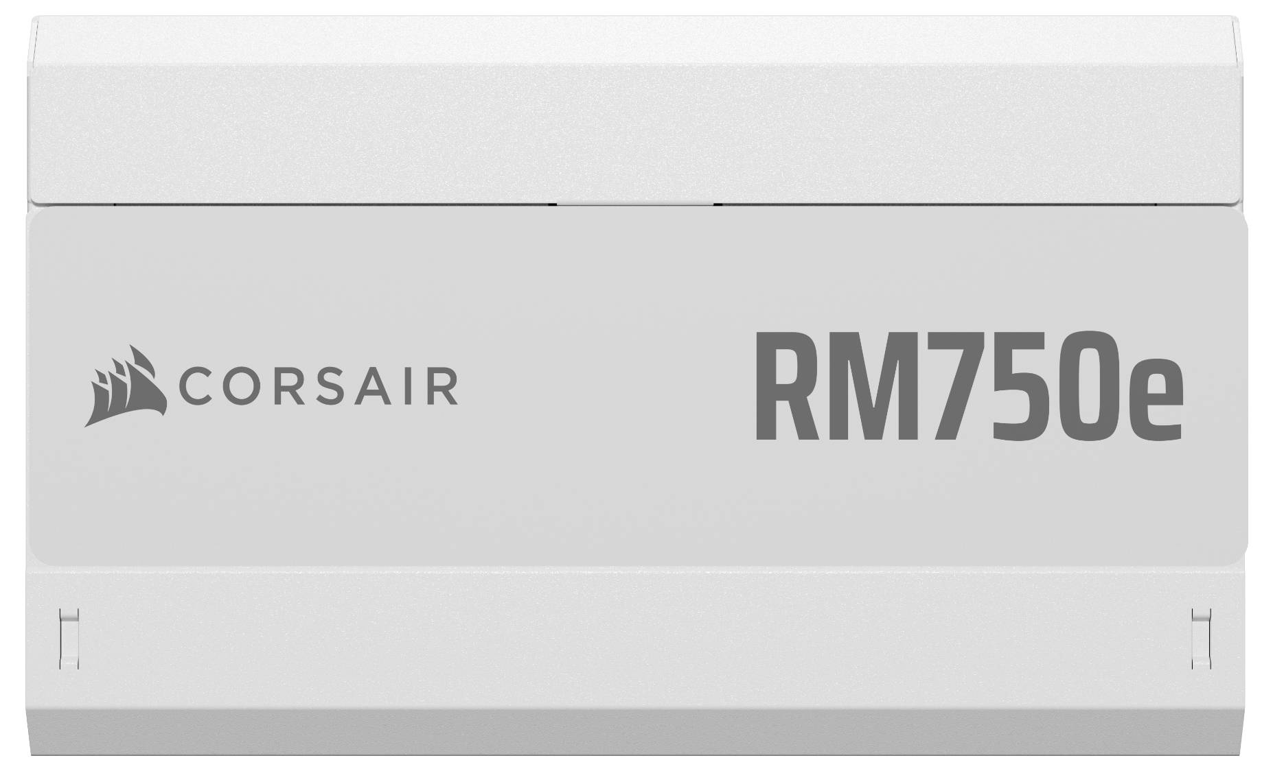 "Corsair RM750e" Aufkleber auf einem weißen Netzteil, mit Corsair-Logo und Modellnummer.