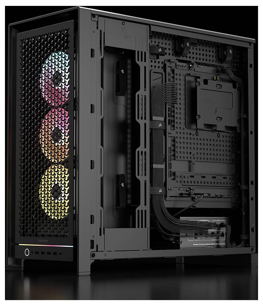 Ein schlankes schwarzes Computergehäuse mit offenem Seitenpanel, das drei RGB-beleuchtete Lüfter und ein übersichtliches Kabelmanagement im Inneren zeigt.