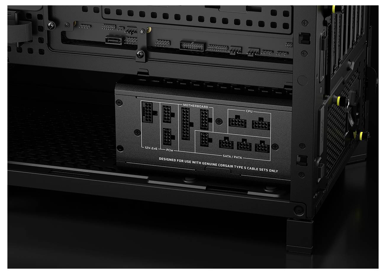 Corsair-Netzteil, das in einem Computergehäuse installiert ist und Kabelanschlüsse zeigt, die für Mainboard, CPU und Peripheriegeräte beschriftet sind.