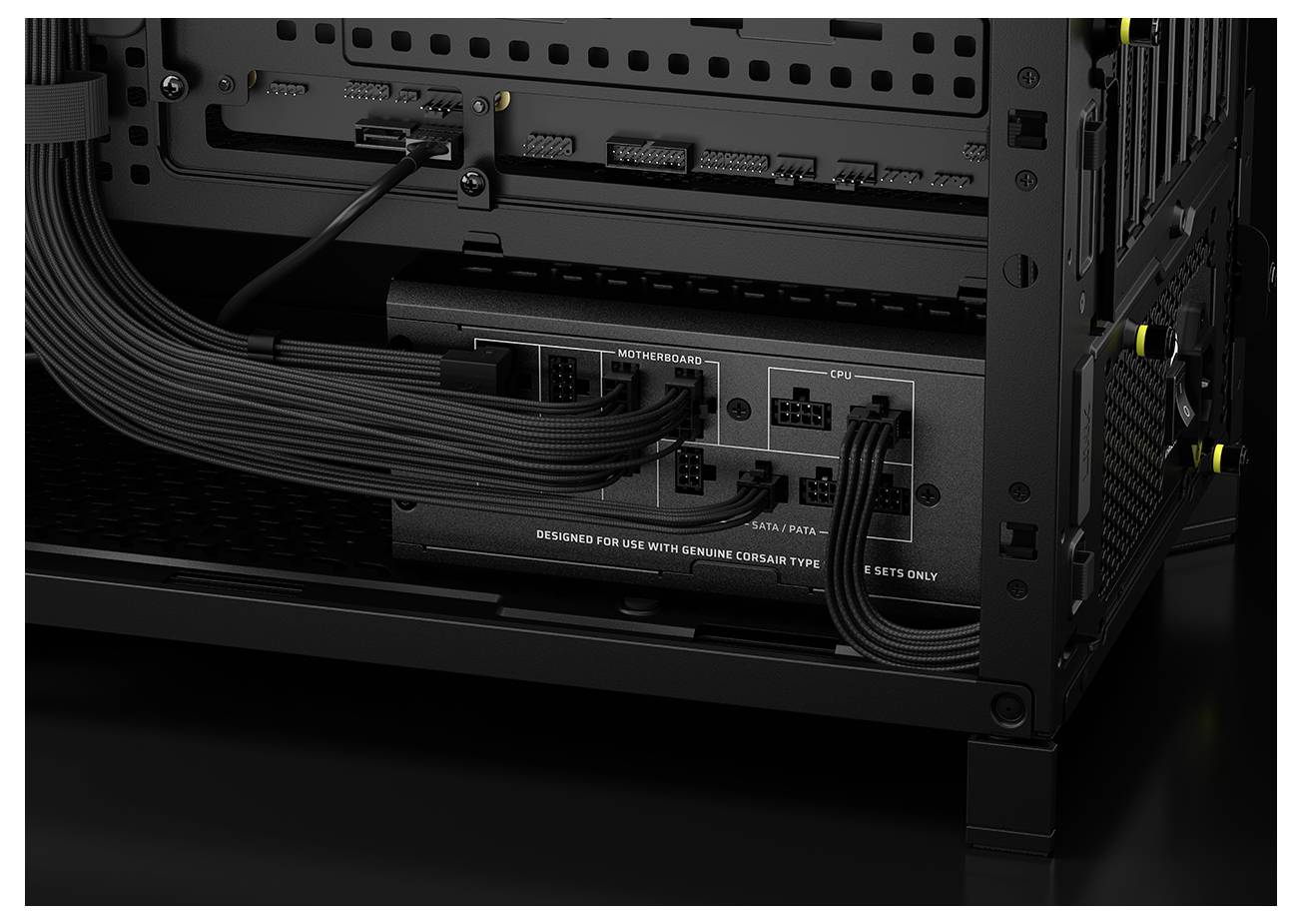 Ein schwarzes Netzteil (PSU) ist in einem Gehäuse montiert und zeigt angeschlossene Kabel mit beschrifteten Anschlüssen für Motherboard, CPU und GPU.