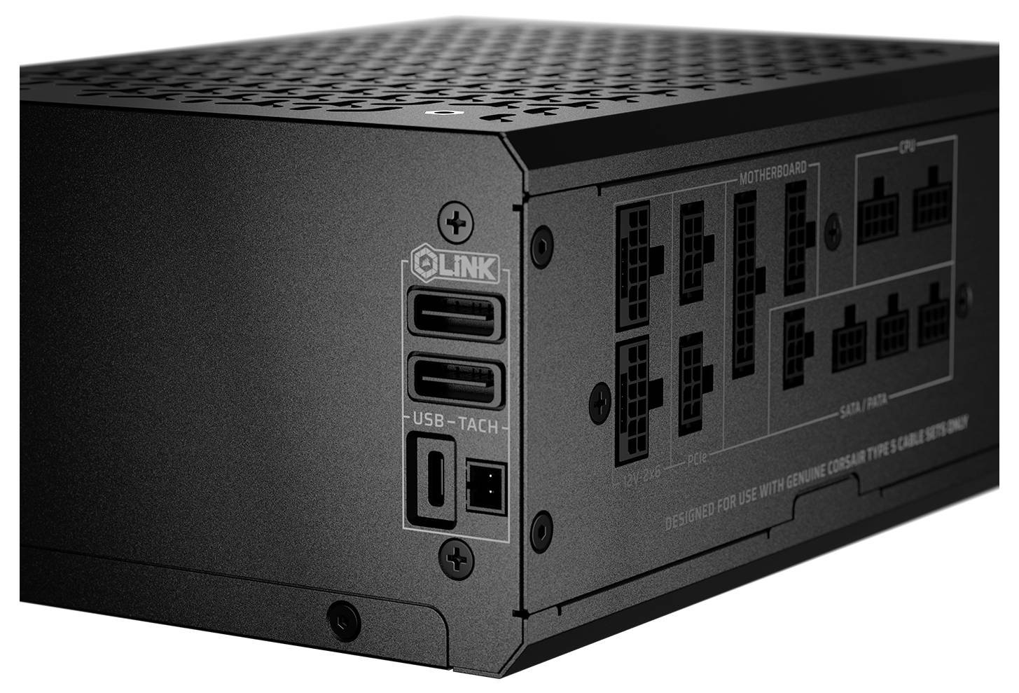 Nahaufnahme eines schwarzen modularen Netzteils mit Anschlüssen, die mit "LINK" und "USB" beschriftet sind, mit mehreren Anschlüssen für Kabel.