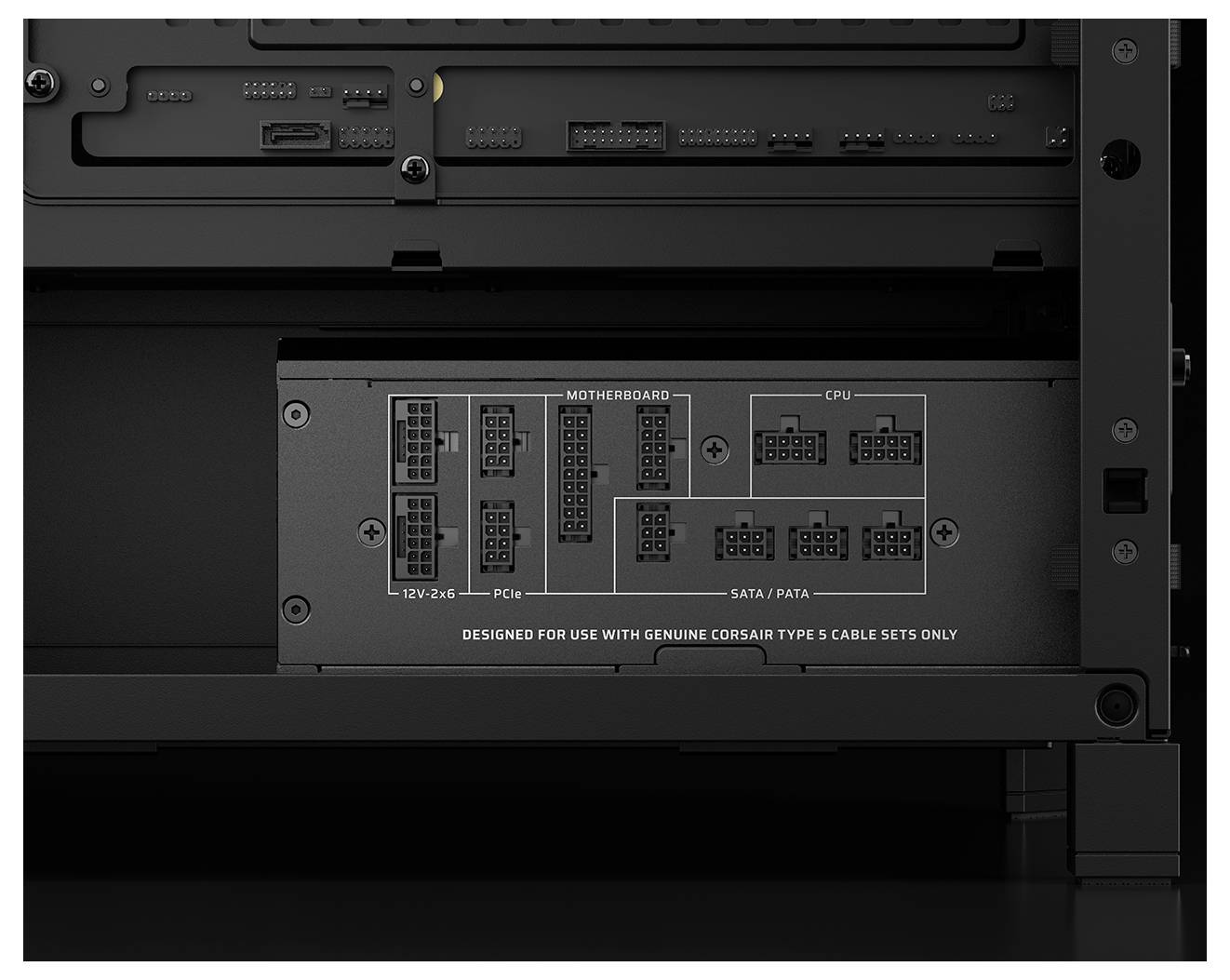 Eine Nahaufnahme eines Netzteils mit beschrifteten Anschlüssen für Mainboard, CPU, PCIe und SATA/PATA-Verbindungen in einem Computergehäuse.