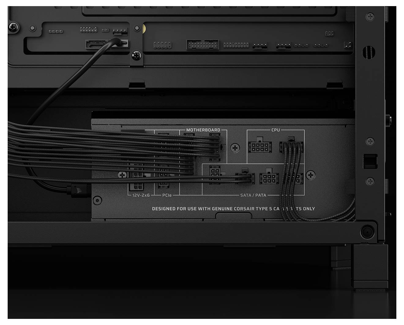 Eine Computernetzteile mit beschrifteten Anschlüssen für "Mainboard", "CPU", "PCIe" und "SATA/PATA", die Kabelmanagement hervorheben.