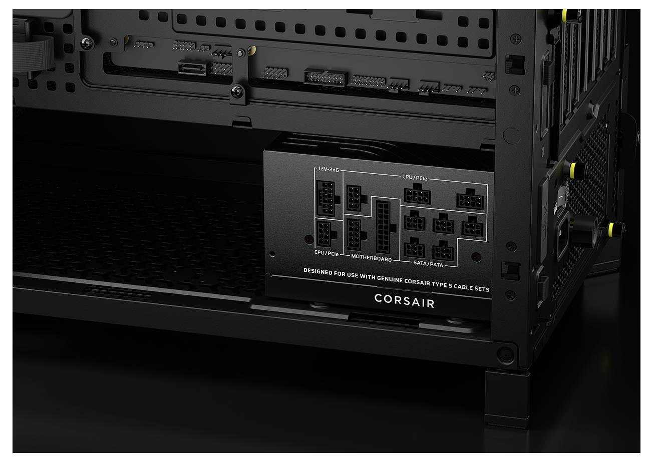 Netzteil von Corsair in einem Computergehäuse eingebaut. Mehrere Anschlussports sind für Motherboard, CPU und Peripheriegeräte beschriftet.