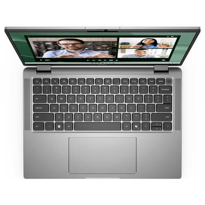 Ein Laptop mit einem geöffneten Videoanruf, auf dem drei Teilnehmer auf dem Bildschirm zu sehen sind, von oben betrachtet.