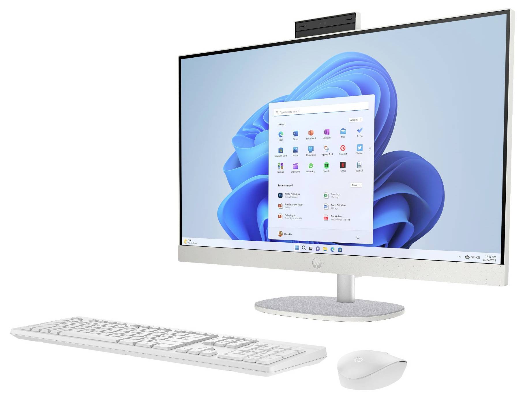 Ein Desktop-Computer mit einem großen Monitor, auf dem der Windows 11 Startmenü-Bildschirm zu sehen ist, begleitet von einer weißen Tastatur und einer Maus.
