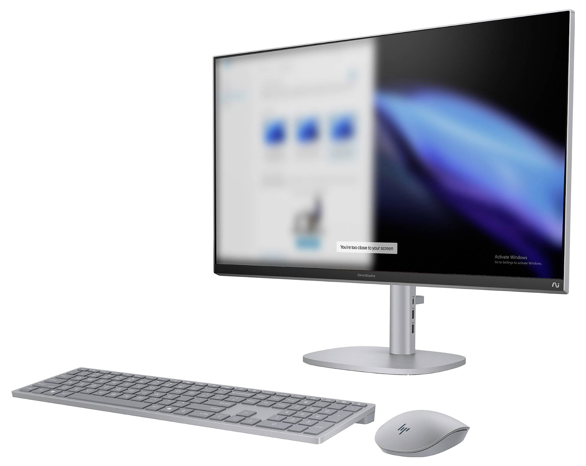 Ein schlanker, moderner Desktop-Computer mit einem Breitbildmonitor, auf dem eine unscharf dargestellte Webseite zu sehen ist, zusammen mit einer flachen Tastatur und einer drahtlosen Maus.