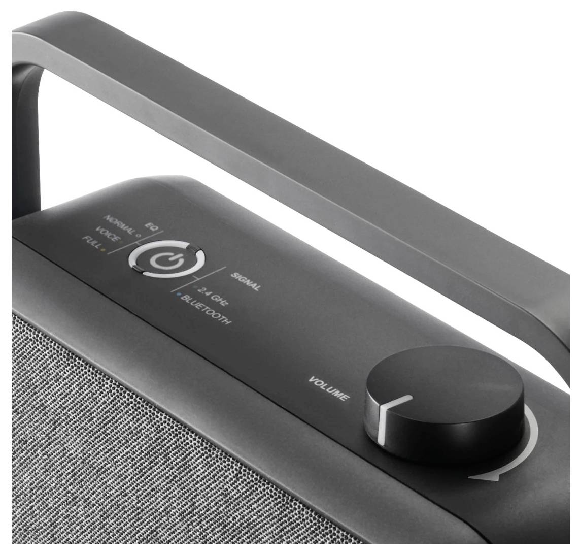 Das Bild zeigt eine Nahaufnahme eines Lautsprechers mit Griff, Lautstärkeregler und Einschalttaste. Die Bedienelemente sind beschriftet, einschließlich der Bluetooth-Funktion.