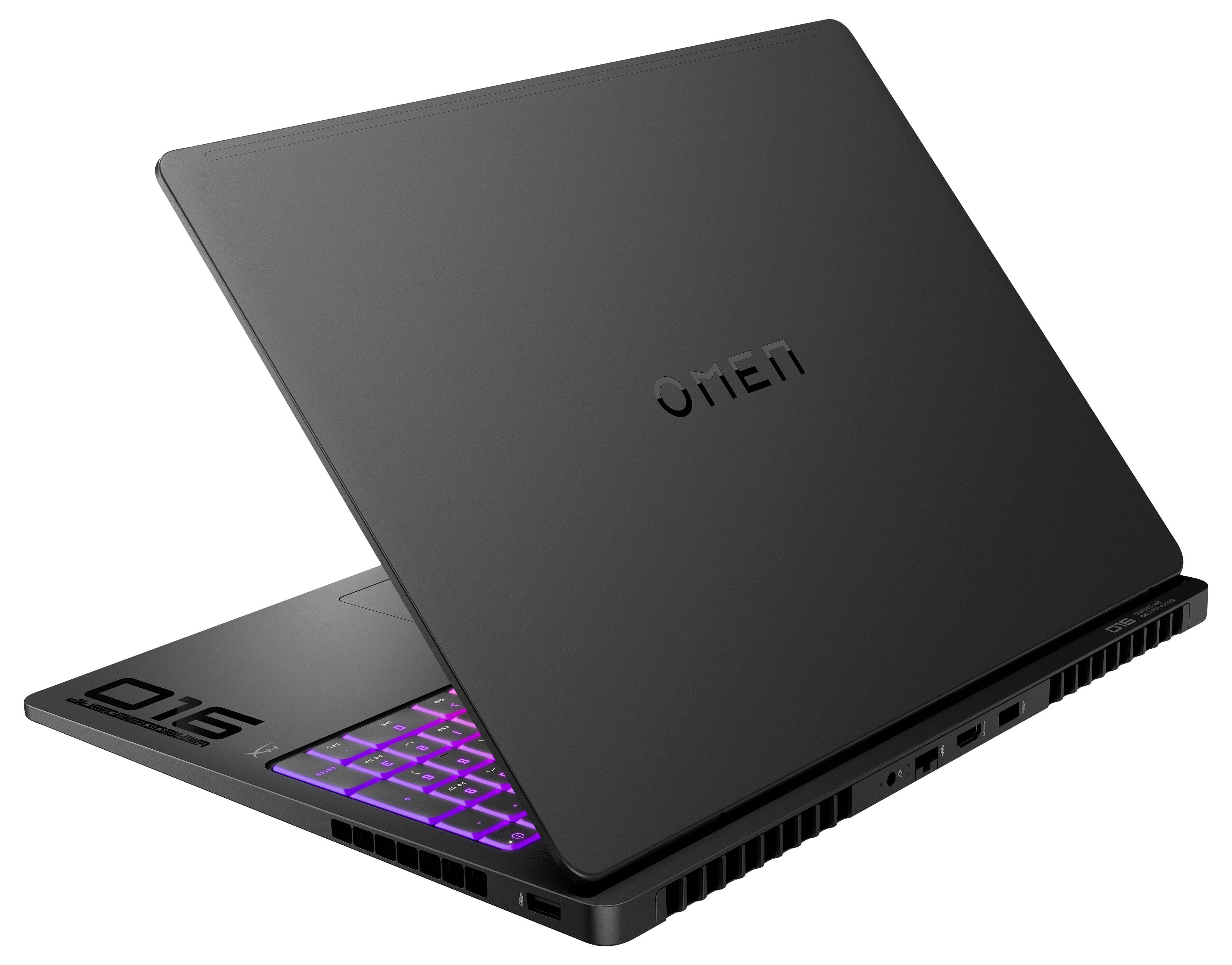 Ein schwarzer Gaming-Laptop mit einer lila hintergrundbeleuchteten Tastatur, teilweise geöffnet, auf dem die "OMEN" Logos auf der Rückseite des Bildschirms zu sehen ist.
