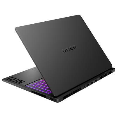 Ein schwarzer Gaming-Laptop mit einer lila hintergrundbeleuchteten Tastatur, teilweise geöffnet, auf dem die "OMEN" Logos auf der Rückseite des Bildschirms zu sehen ist.