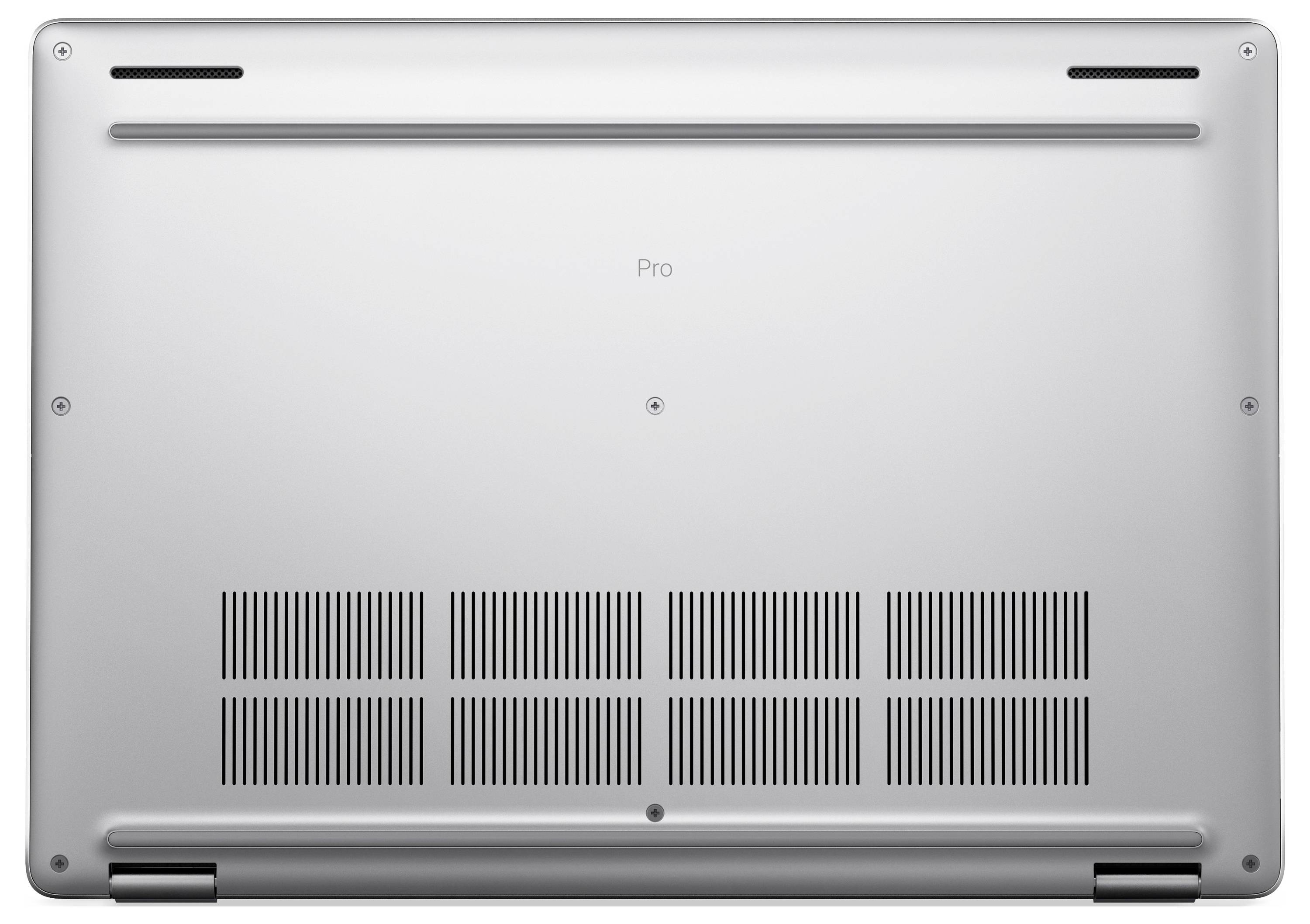 Das Bild zeigt die Unterseite eines silbernen Laptops mit Lüftungsschlitzen und Schraubenpositionierungen, wobei der Fokus auf seinem eleganten Design und seiner Struktur liegt.