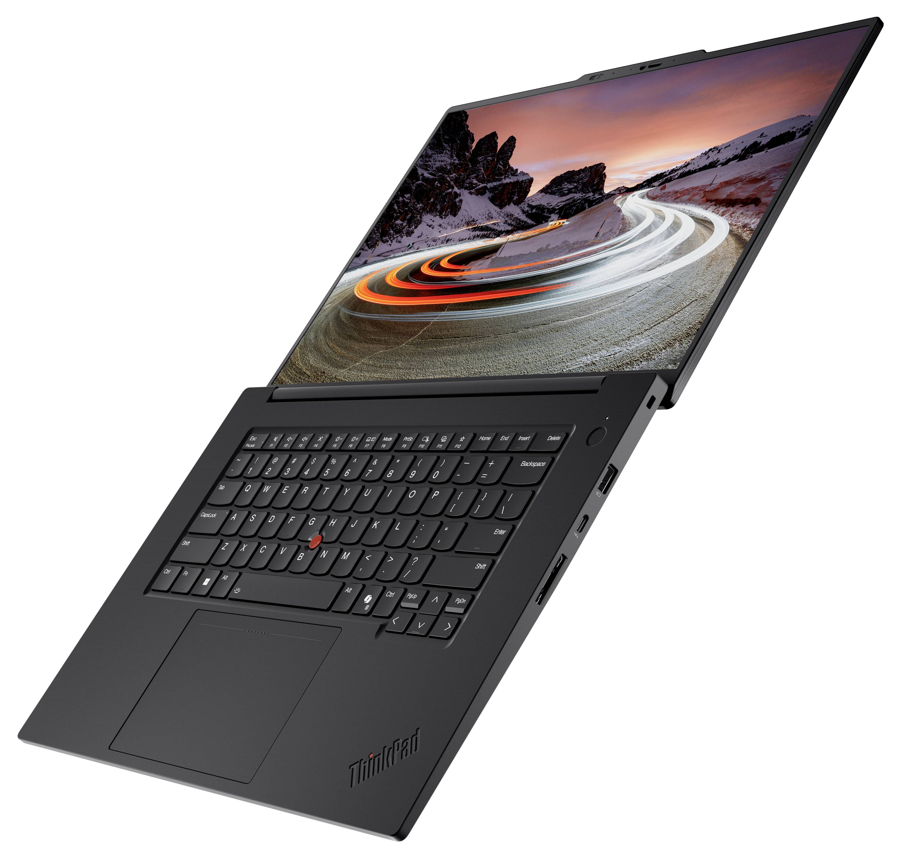 Ein schlanker schwarzer Laptop mit geöffnetem Bildschirm, der eine malerische Szene einer sich schlängelnden Straße bei Sonnenuntergang zeigt. Die Tastatur ist sichtbar und weist einen Trackpoint auf.