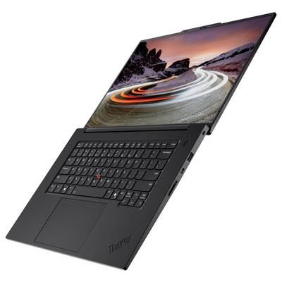 Ein schlanker schwarzer Laptop mit geöffnetem Bildschirm, der eine malerische Szene einer sich schlängelnden Straße bei Sonnenuntergang zeigt. Die Tastatur ist sichtbar und weist einen Trackpoint auf.