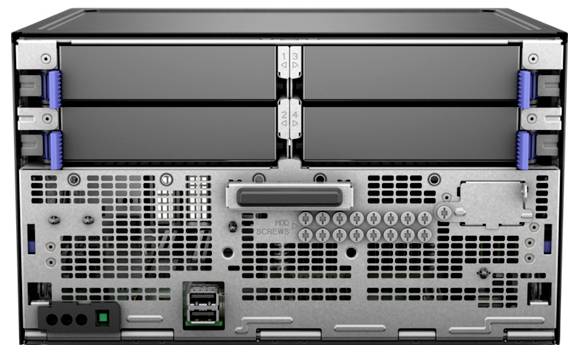 Das Bild zeigt die Rückansicht eines Computerservers mit mehreren Festplattenschächten und Kühlungsöffnungen. Strom- und Anschlussports sind am unteren Rand sichtbar.