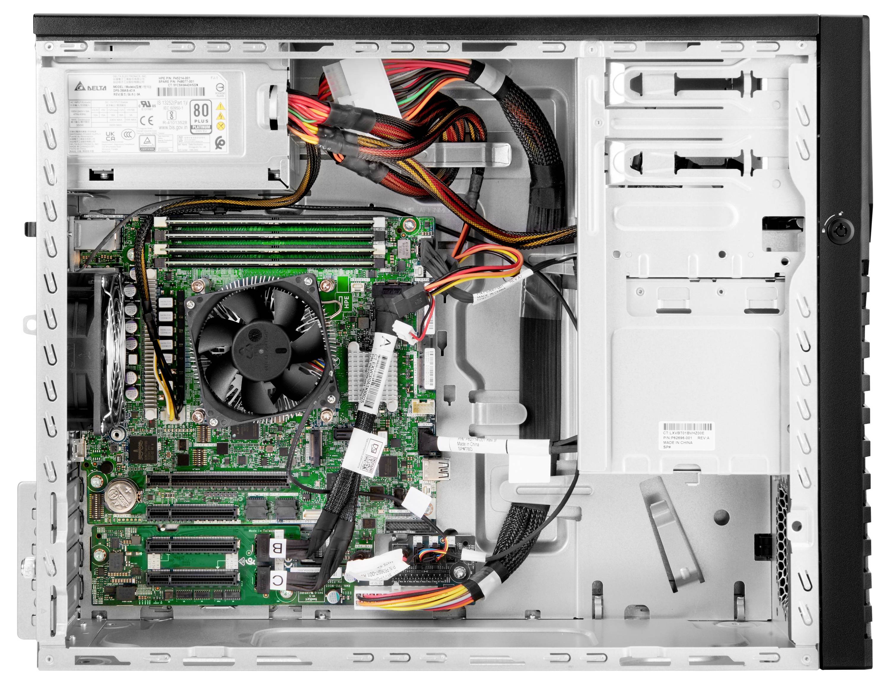 Geöffneter Desktop-Computergehäuse mit sichtbaren internen Komponenten: Motherboard, Kühlventilator, Netzteil, Kabel und leeren Laufwerkschächten.