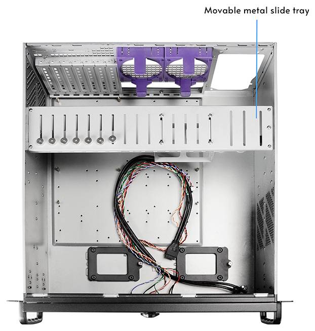 Das Bild zeigt das Innenleben eines Computergehäuses mit hervorgehobenen Funktionen, einschließlich eines verschiebbaren Metallschiebeablags und sichtbarer Verkabelung.