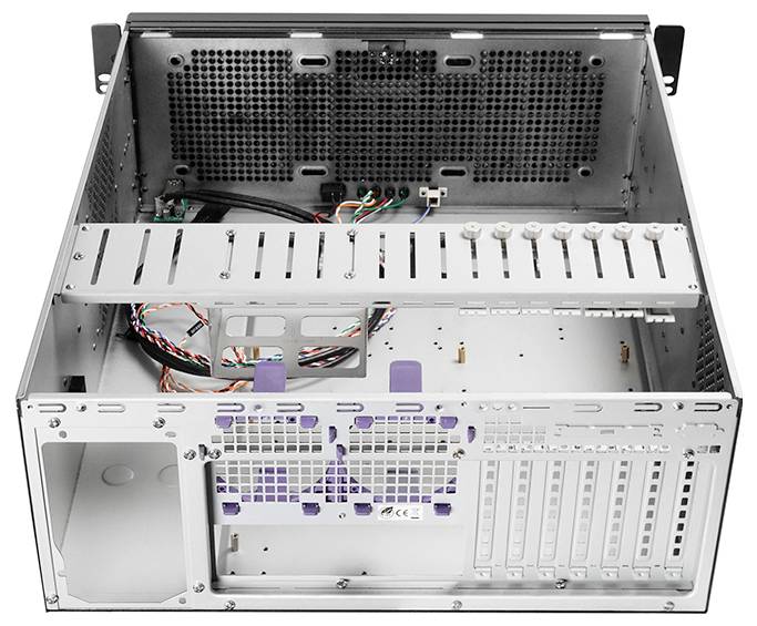 Ein Metallgehäuse eines Computerservers mit offenem Rücken, das Steckplätze für Erweiterungskarten und Kabel zeigt.