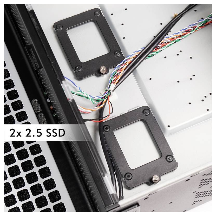 Computergehäuse-Innenraum mit Steckplätzen für zwei 2,5-Zoll-SSDs, mehrere bunte Kabel und Befestigungshalterungen auf einer metallischen Oberfläche.