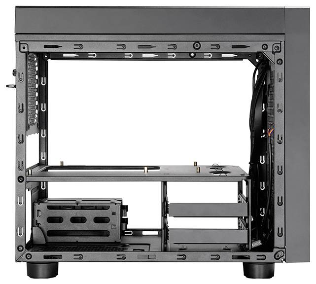 Ein schwarzes Computergehäuse in Mid-Tower-Größe mit Open-Frame-Design, das leere Innenräume für Komponenten veranschaulicht, Laufwerkschächte und Kabelführungswege zeigt.