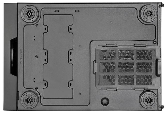 Unteransicht eines schwarzen elektronischen Geräts mit vier runden Füßen, Lüftungsöffnungen mit Wabenmuster auf zwei Paneelen und sichtbaren Schrauben.