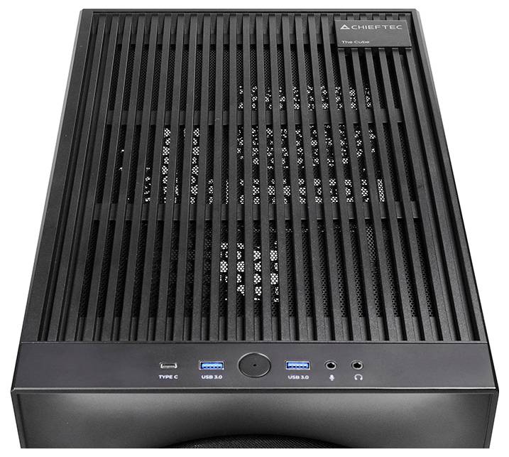 Ein schwarzes Computergehäuse, von oben betrachtet, mit einem Meshgewebe-Deckel zur Belüftung. Die Frontblende enthält USB-Anschlüsse und einen Type-C-Anschluss.