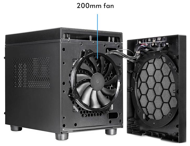 Ein Computergehäuse mit entfernter Seitenwand, die einen mit Beschriftung versehenen 200-mm-Lüfter im Inneren freigibt. Die Seitenwand zeigt ein Wabendesign für Luftzirkulation.