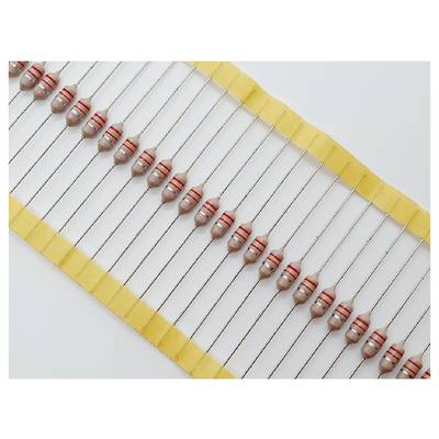 Eine Reihe elektronischer Widerstände, die in einer einzelnen Zeile angeordnet sind und an gelbem Klebeband befestigt sind, wobei jeder Widerstand farbige Bänder zur Anzeige des Widerstandswerts trägt.