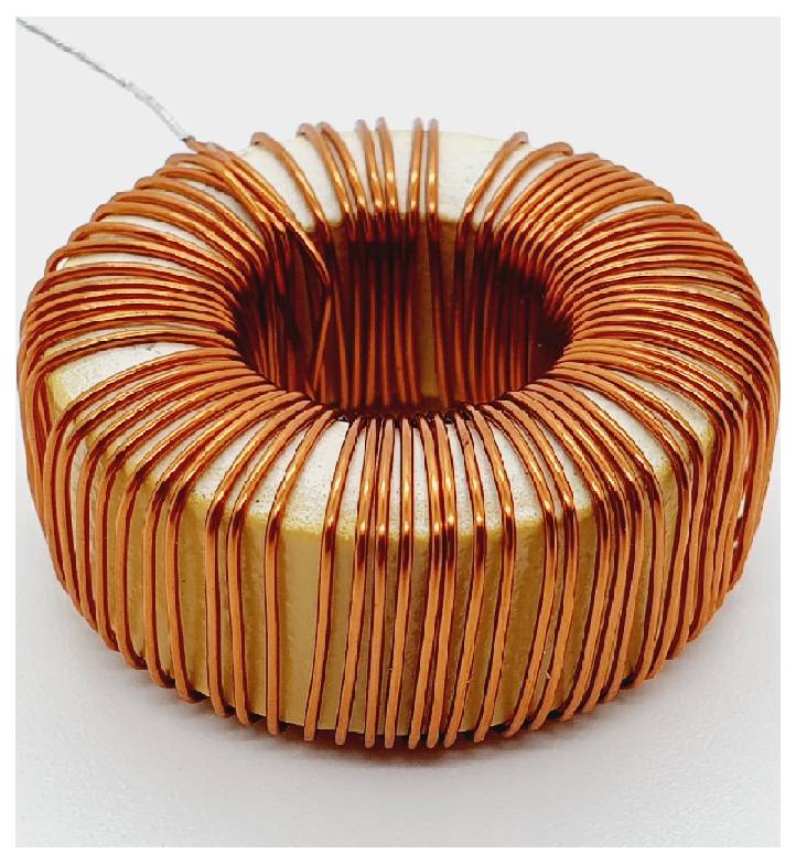 Eine Toroidspule, die mit Kupferdraht gewickelt ist und häufig in elektronischen Schaltkreisen für Induktoren und Transformatoren verwendet wird, ist auf einem weißen Hintergrund zu sehen.