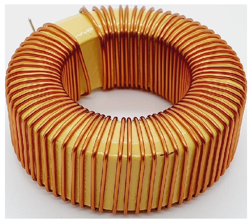 Eine donutförmige toroidale Induktivität mit orangefarbenem Kupferdraht, der um einen gelben Kern gewickelt ist, die in elektronischen Schaltkreisen zur Erzeugung von Induktanz verwendet wird.