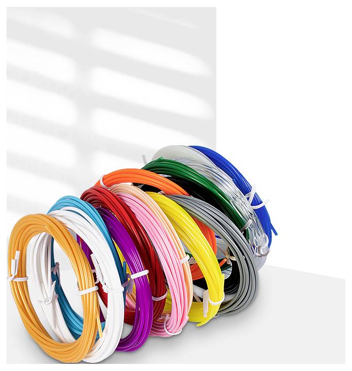 Spiraltelefonkabel in verschiedenen Farben, darunter Blau, Rot, Gelb und Weiß, sind auf einer weißen Oberfläche zu einem ordentlichen Stapel angeordnet.