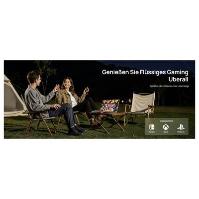 Ein Mann und eine Frau sitzen im Freien vor einem Laptop und genießen Getränke. Text in Deutsch: 'Genieße Gaming ohne Grenzen'. Icons für Switch, Xbox, PlayStation.