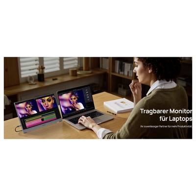 Ein Mensch, der einen Laptop mit einem externen Monitor verwendet, auf dem Videobearbeitungssoftware angezeigt wird. Text: 'Tragbarer Monitor für Laptops'.